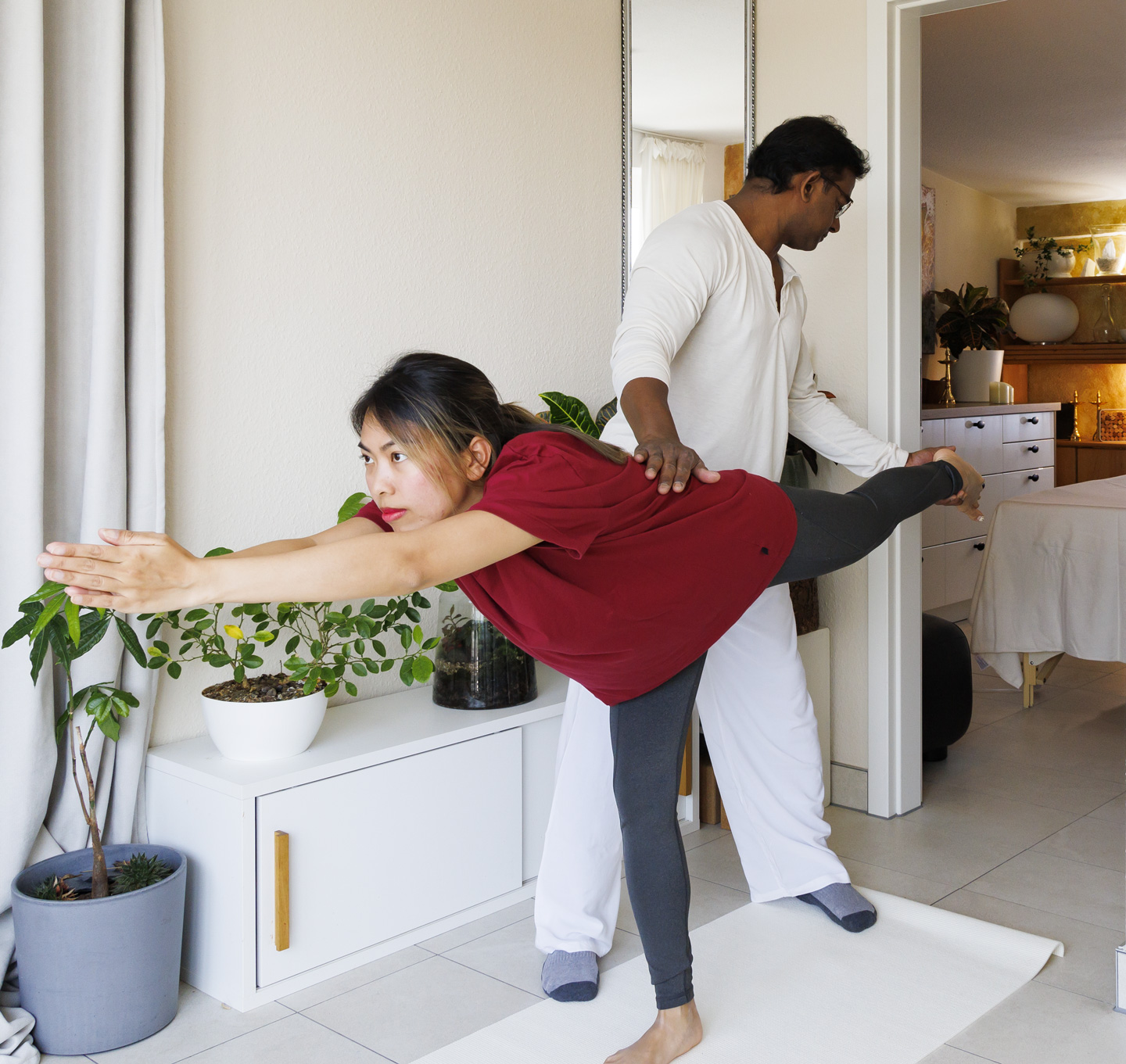 Bild: Pragash trainiert und begleitet - Yoga Asana Warrior 2 Bild: Pragash trainiert und begleitet - Yoga Asana Warrior 2