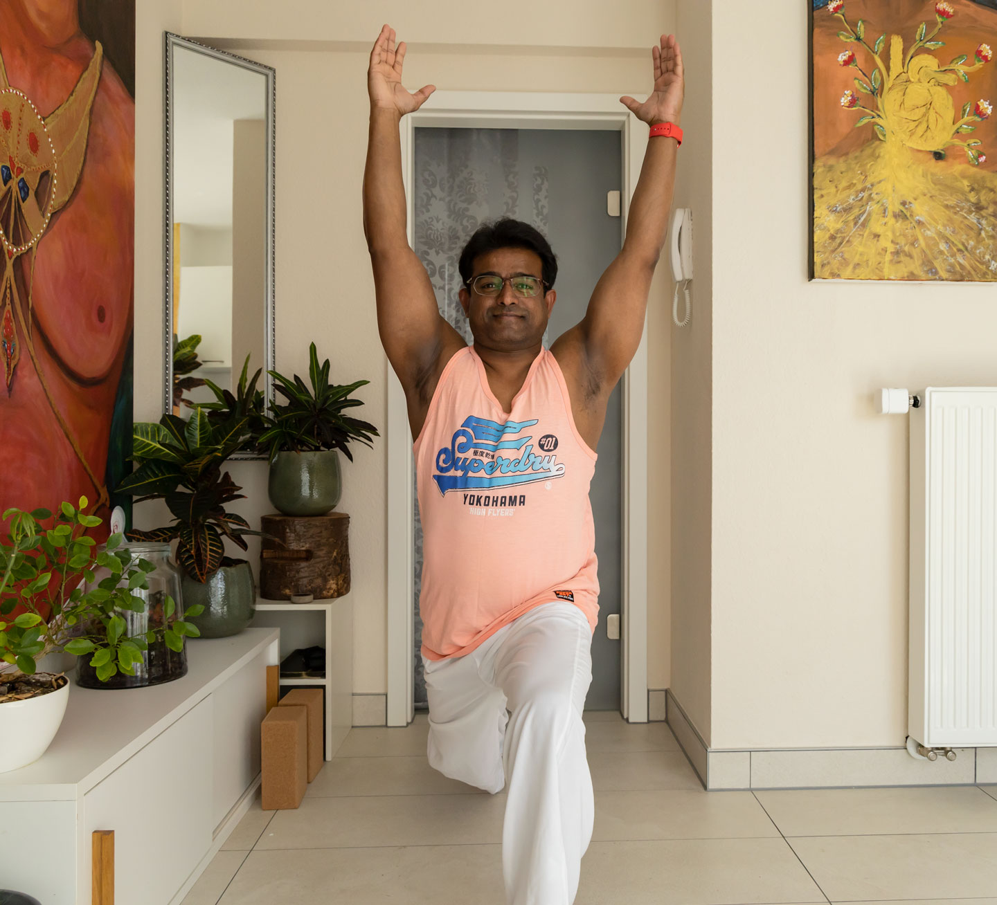 Bild: Das Individuelle Yoga-Programm bei Mayahturi - Pragash Irudayam in Yoga Asana Ardha Chandrasana Bild: Das Individuelle Yoga-Programm bei Mayahturi - Pragash Irudayam in Yoga Asana Ardha Chandrasana