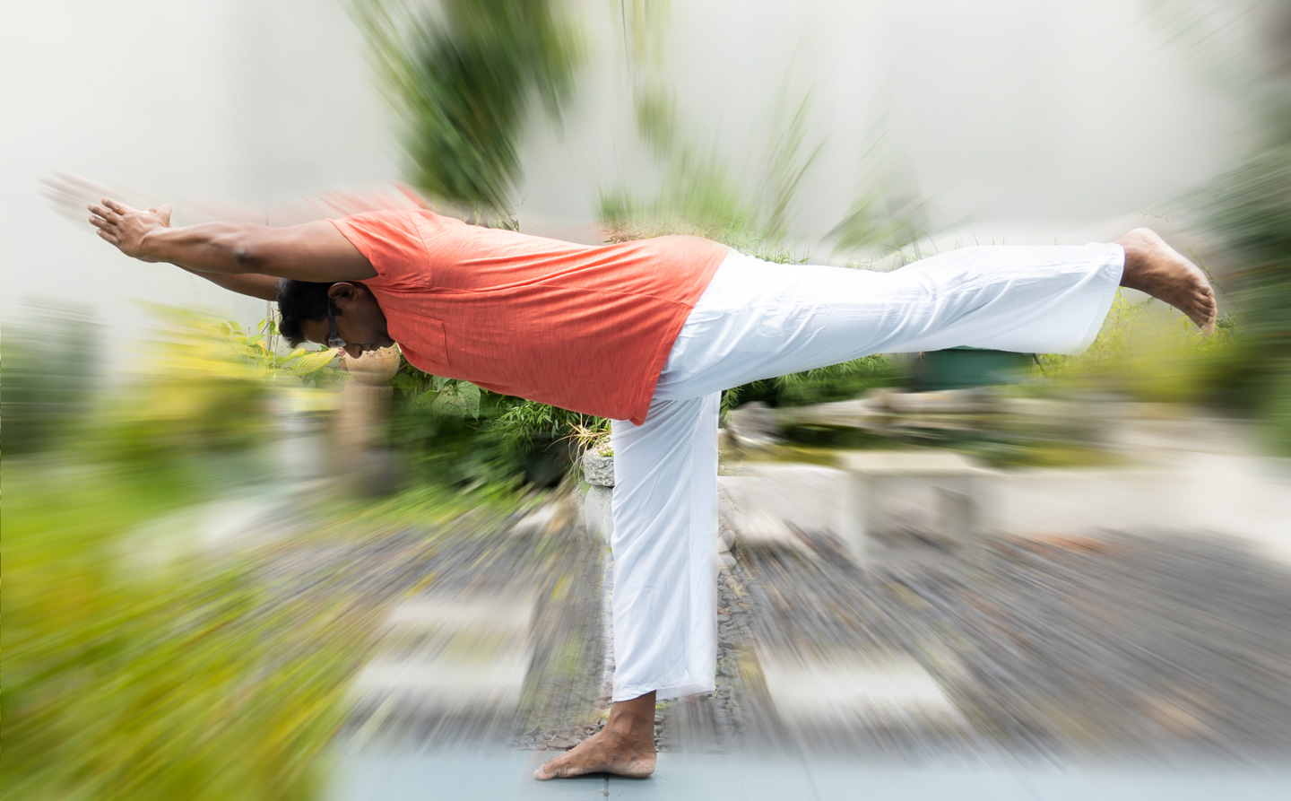 Bild: Pragash Irudayam; Yoga Übungen für Kraft und Balance vor der Durchführung der Ayurveda Massage Bild: Pragash Irudayam; Yoga Übungen für Kraft und Balance vor der Durchführung der Ayurveda Massage